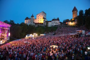 Kulisse der Burg Clam bei einem Konzert