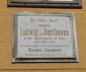 Gedenktafel zu Ehren von Ludwig van Beethoven angebracht an der Fassade am Beethovenhaus Baden