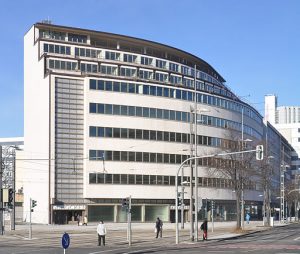 Ehemaliges Kaufhaus Schocken in Chemnitz, kurz vor der Wiedereröffnung als Landesmuseum für Archäologie Chemnitz (smac) im Jahr 2014, Bildquelle: Altsachse, CC BY-SA 4.0 <https://creativecommons.org/licenses/by-sa/4.0>, via Wikimedia Commons