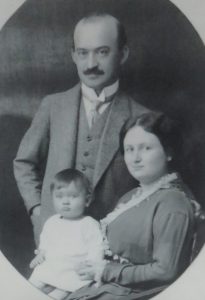 Porträt der Familie Salman Schocken 1913 im smac Museum in Chemnitz (edited), Bildquelle: (dwt)., CC BY-SA 4.0 <https://creativecommons.org/licenses/by-sa/4.0>, via Wikimedia Commons