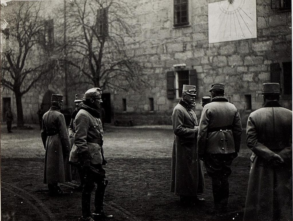 Forte di Fortezza: Sua Eccellenza von Roth e il Capitano Conte Coreth nel cortile del Forte di Fortezza; quartiere militare della stampa austro-ungarica, Ufficio fotografico - Vienna (tra il 1914 e il 1918)